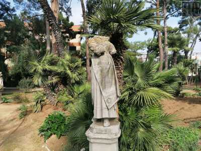 In una successiva piazzola � presente una statua femminile �decapitata� della quale colpisce la raffinatezza del vestito...